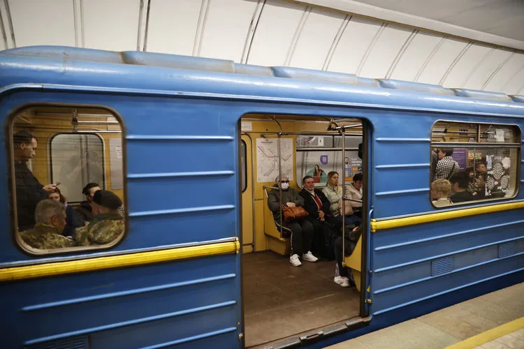 Kiyevdə sığınacaq kimi istifadə edilən metroların fəaliyyəti bərpa olunub