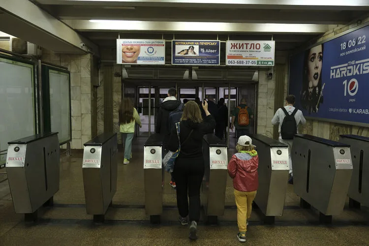 Kiyevdə sığınacaq kimi istifadə edilən metroların fəaliyyəti bərpa olunub