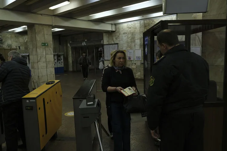 Kiyevdə sığınacaq kimi istifadə edilən metroların fəaliyyəti bərpa olunub