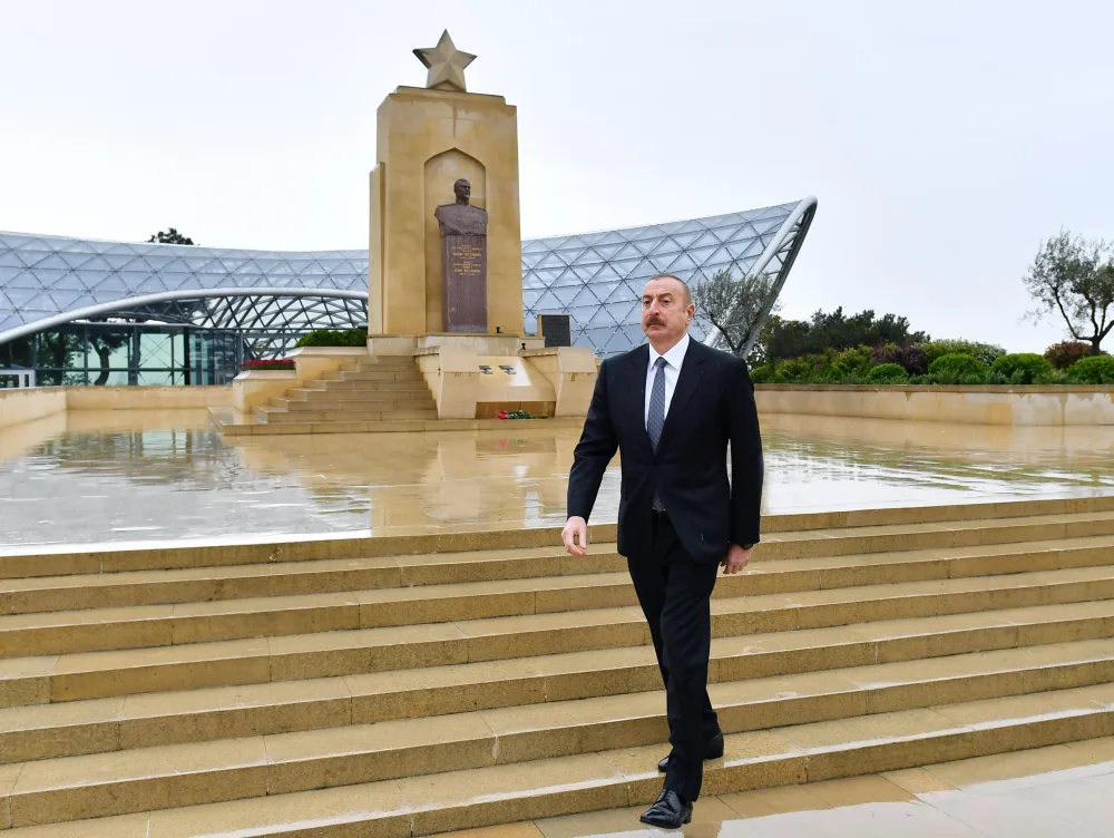 Prezident Həzi Aslanovun məzarını ziyarət etdi - FOTO