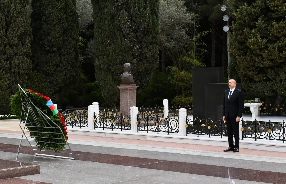 Prezidentlə xanımı Heydər Əliyevin məzarını ziyarət etdi - Foto