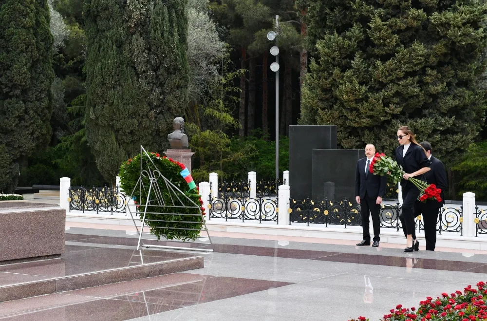 Prezidentlə xanımı Heydər Əliyevin məzarını ziyarət etdi - Foto