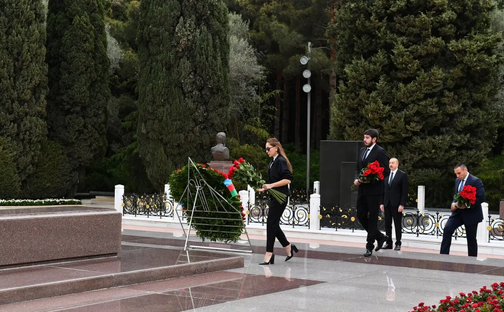 Prezidentlə xanımı Heydər Əliyevin məzarını ziyarət etdi - Foto