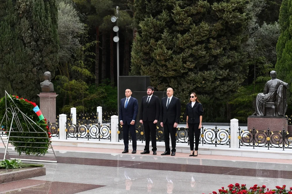 Prezidentlə xanımı Heydər Əliyevin məzarını ziyarət etdi - Foto