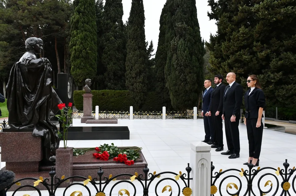 Prezidentlə xanımı Heydər Əliyevin məzarını ziyarət etdi - Foto