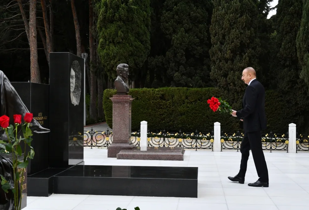 Prezidentlə xanımı Heydər Əliyevin məzarını ziyarət etdi - Foto