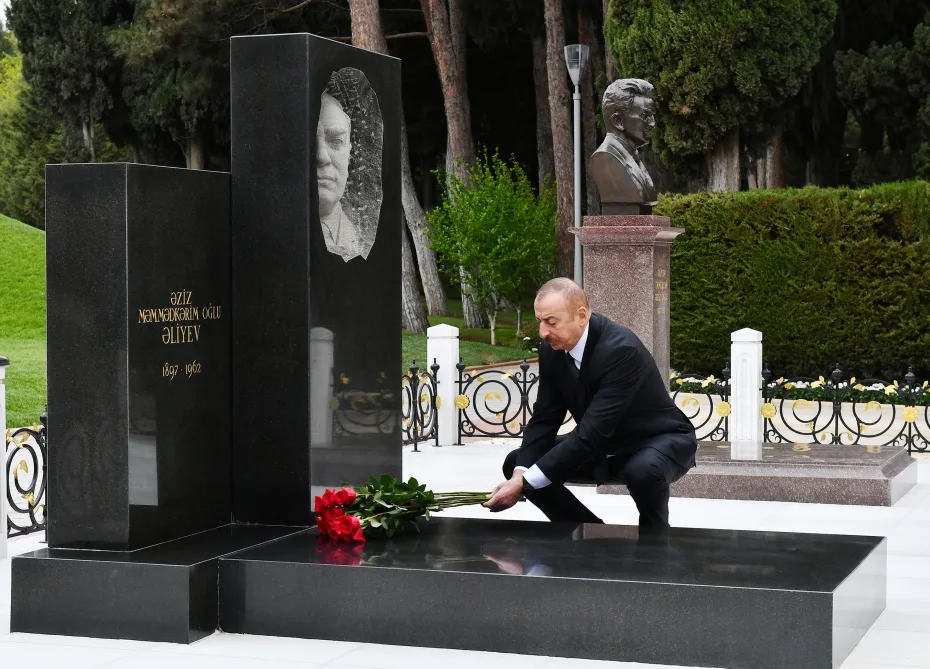 Prezidentlə xanımı Heydər Əliyevin məzarını ziyarət etdi - Foto