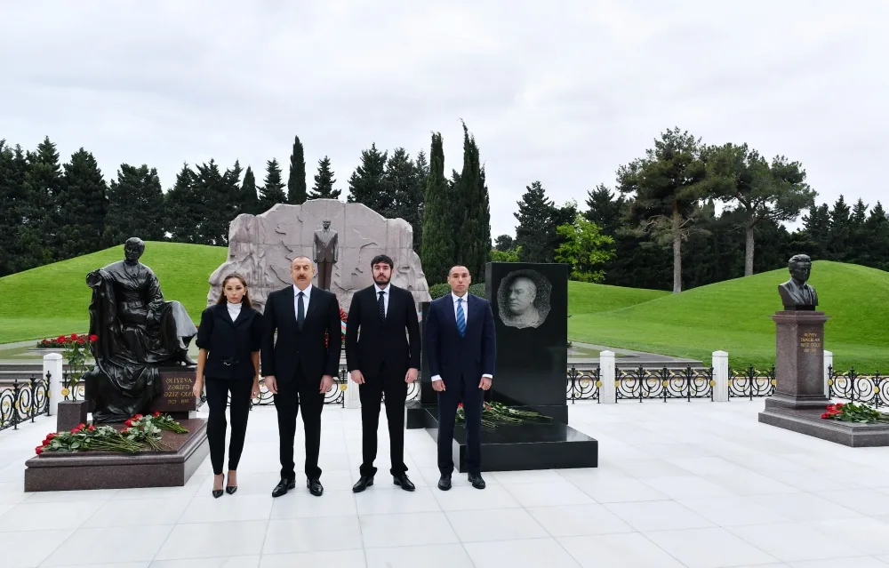 Prezidentlə xanımı Heydər Əliyevin məzarını ziyarət etdi - Foto