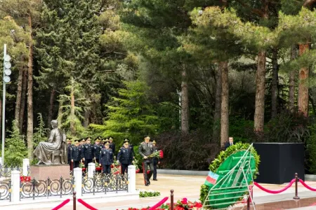 Nazir Vilayət Eyvazov Ulu Öndərin məzarını ziyarət etdi - FOTO