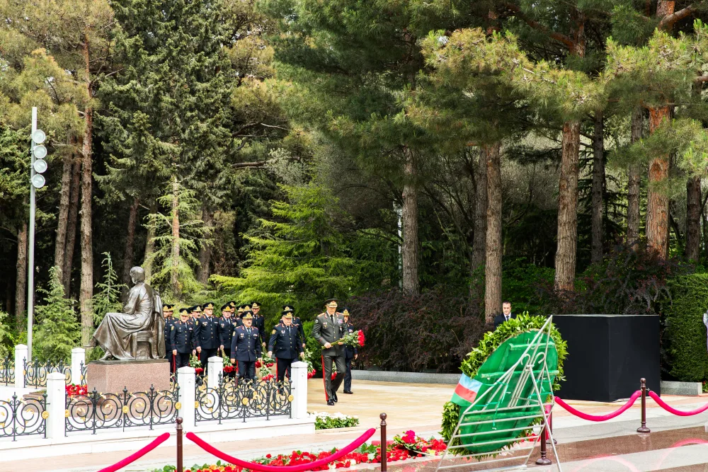 Nazir Vilayət Eyvazov Ulu Öndərin məzarını ziyarət etdi - FOTO