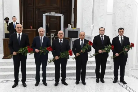 Nazirlər Kabinetinin Aparatında Heydər Əliyevin xatirəsi anılıb