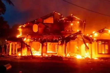 Şri-Lankada etirazçılar - BAŞ NAZİRİN EVİNİ YANDIRDILAR
