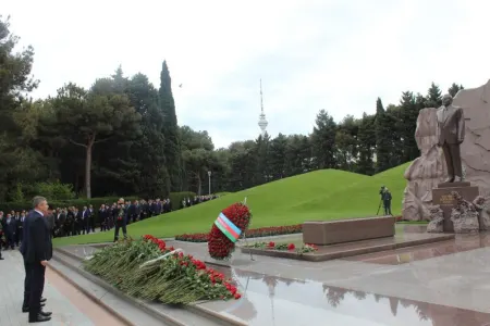 Ukrayna səfiri Fəxri Xiyabanı ziyarət edib