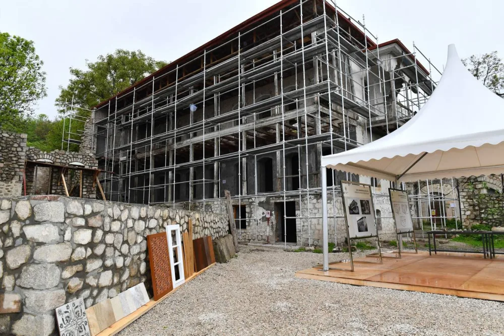 Prezident və birinci xanım “Shusha Boutique Hotel”in yerləşəcəyi ərazidə olublar