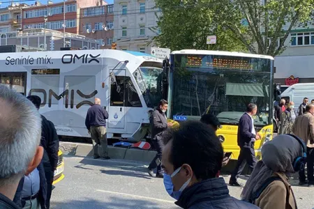 İstanbulda avtobus tramvayla toqquşub