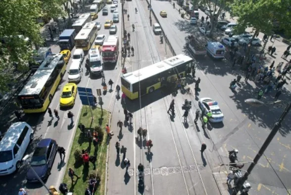 İstanbulda avtobus tramvayla toqquşub