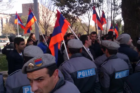 Ermənistanda müxalifət yenidən yürüşə başlayıb