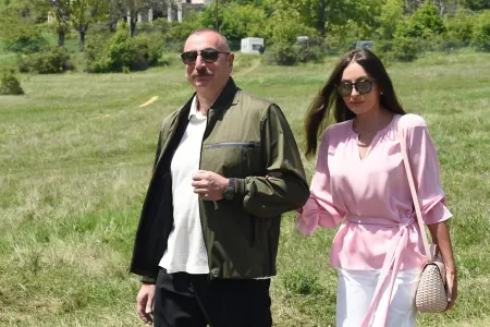 İlham Əliyev və xanımı “Xarıbülbül” festivalının açılışında - YENİLƏNİB - VİDEO