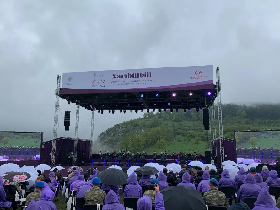 İlham Əliyev və xanımı “Xarıbülbül” festivalının açılışında - YENİLƏNİB - VİDEO