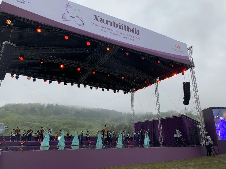 İlham Əliyev və xanımı “Xarıbülbül” festivalının açılışında - YENİLƏNİB - VİDEO