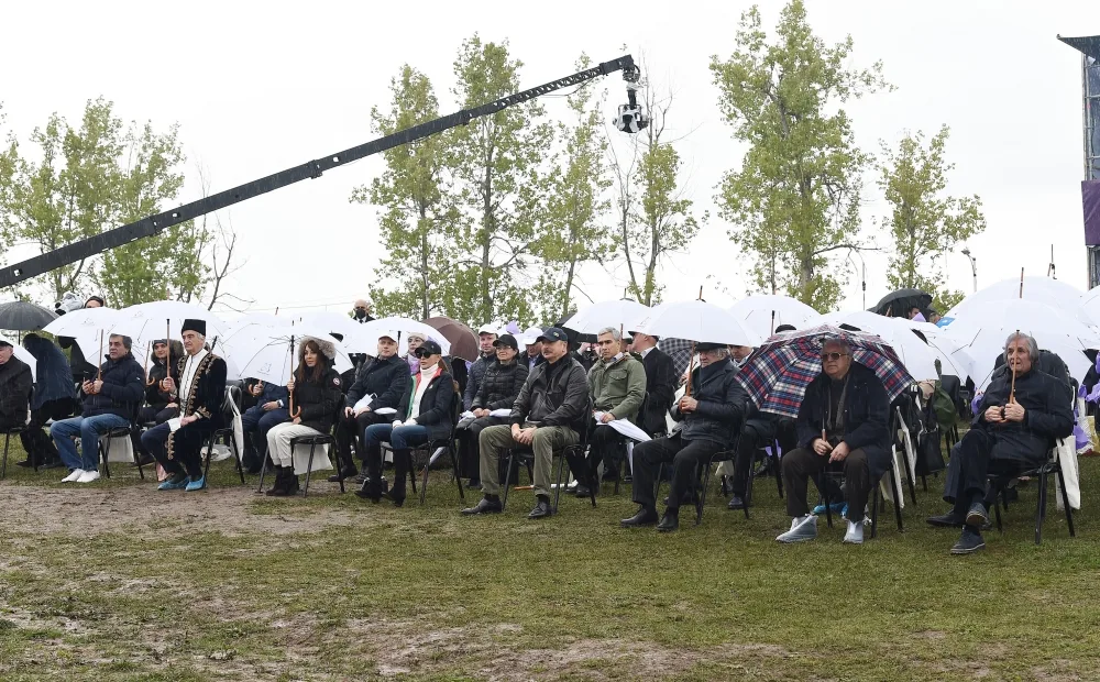 İlham Əliyev və xanımı “Xarıbülbül” festivalının açılışında - YENİLƏNİB - VİDEO