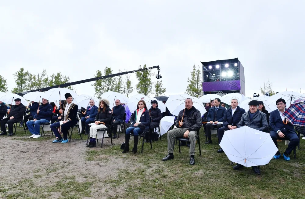 İlham Əliyev və xanımı “Xarıbülbül” festivalının açılışında - YENİLƏNİB - VİDEO