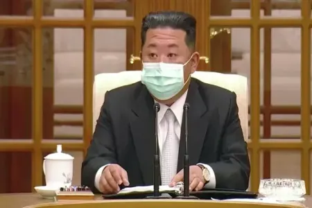 Kim Çen Inın tibbi maskada görüntülənib