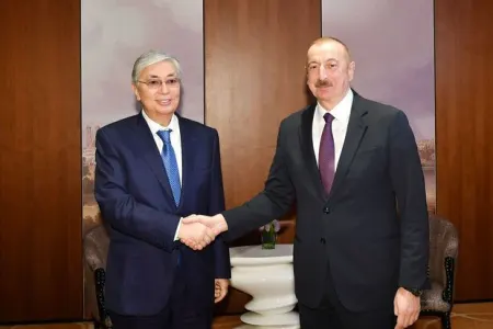 Prezident qazaxıstanlı həmkarına zəng etdi