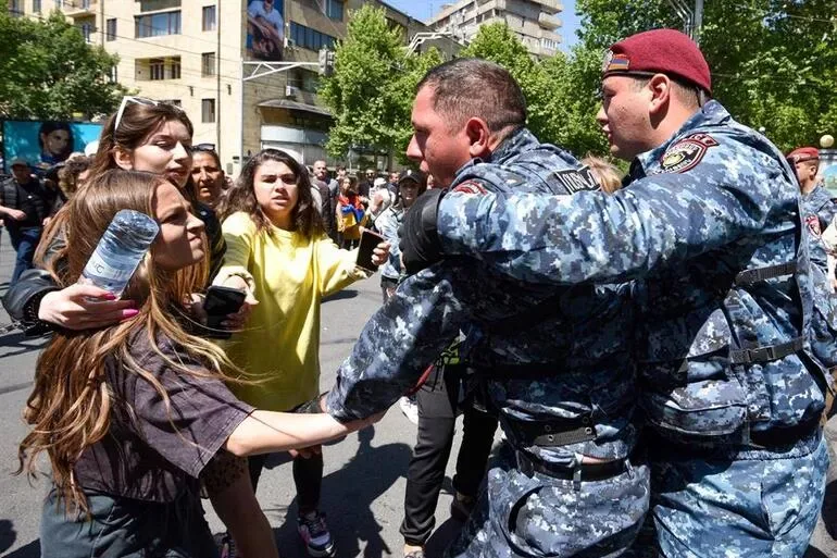 İrəvanda meydanlara toplaşan - 286 nümayişçi saxlanıldı