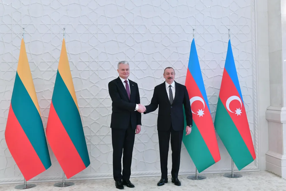 İlham Əliyev Litva prezidentini qarşıladı