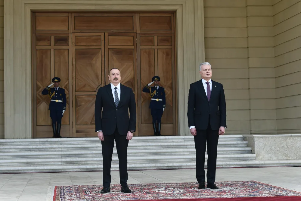 İlham Əliyev Litva prezidentini qarşıladı