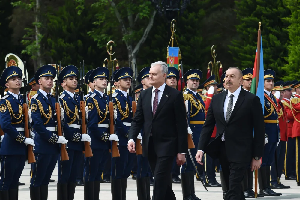 İlham Əliyev Litva prezidentini qarşıladı