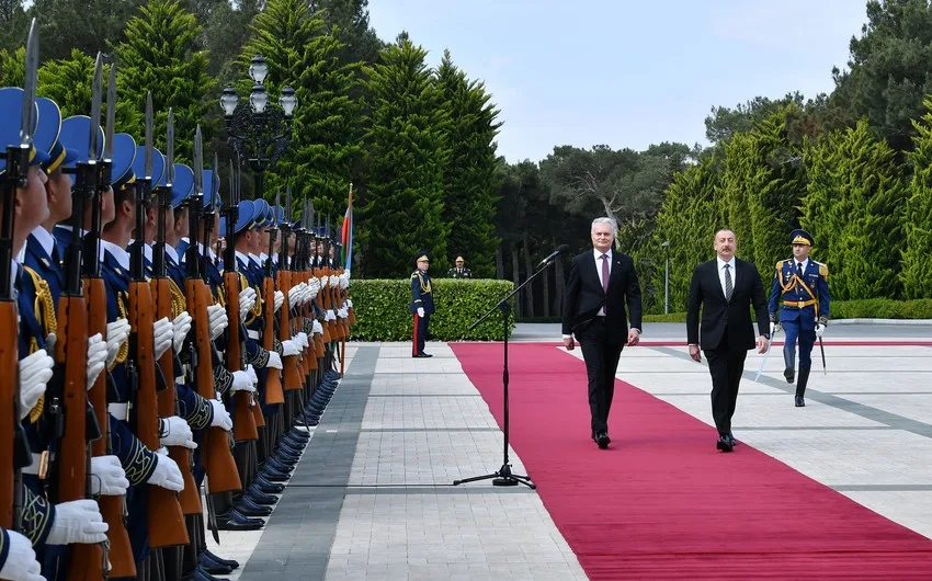 İlham Əliyev Litva prezidentini qarşıladı