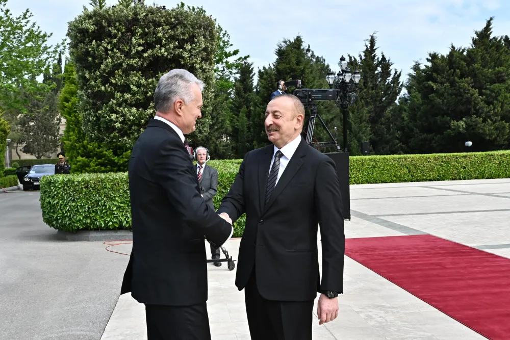 İlham Əliyev Litva prezidentini qarşıladı