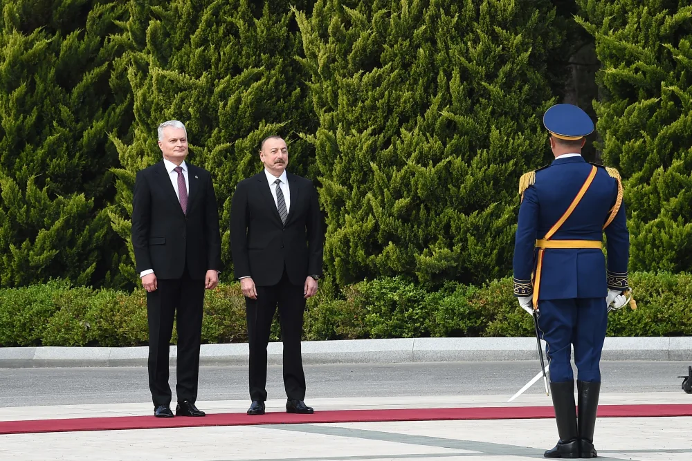 İlham Əliyev Litva prezidentini qarşıladı