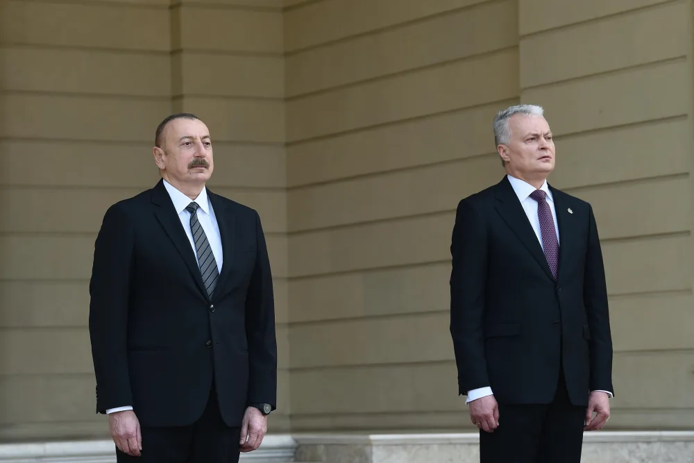 İlham Əliyev Litva prezidentini qarşıladı