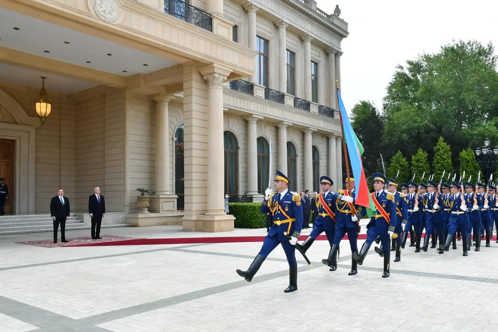 İlham Əliyev Litva prezidentini qarşıladı