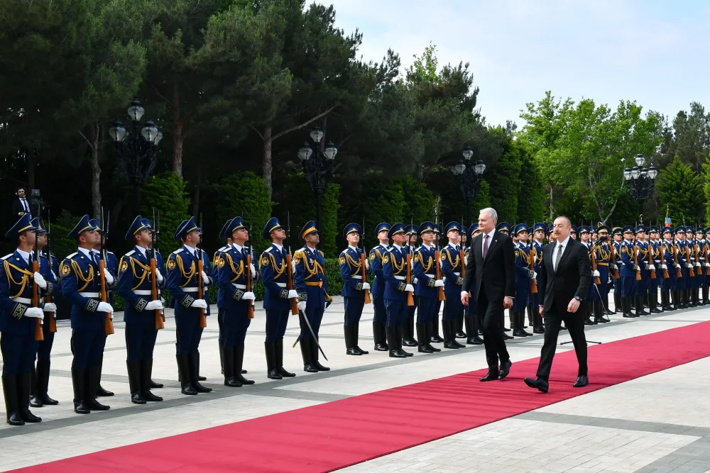 İlham Əliyev Litva prezidentini qarşıladı