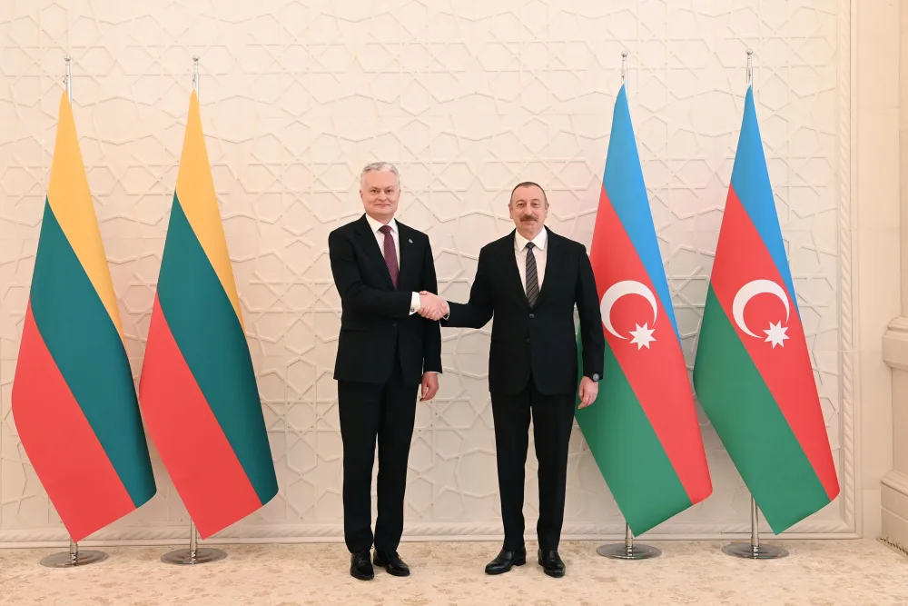 İlham Əliyev Litva prezidentini qarşıladı
