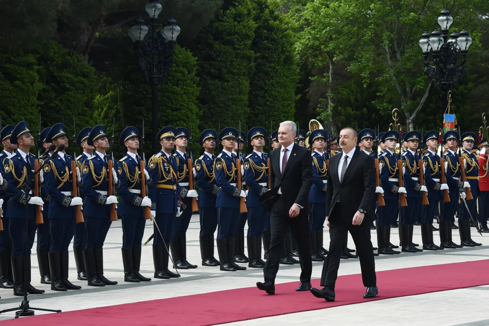 İlham Əliyev Litva prezidentini qarşıladı