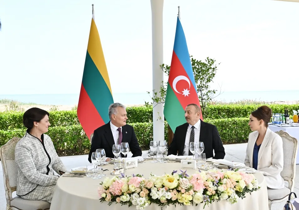 Litva Prezidenti və xanımının şərəfinə rəsmi ziyafət verildi