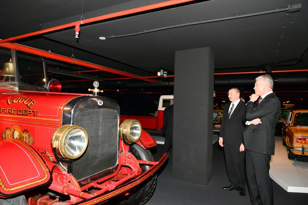 Prezidentlər klassik avtomobillərə baxdılar - FOTO