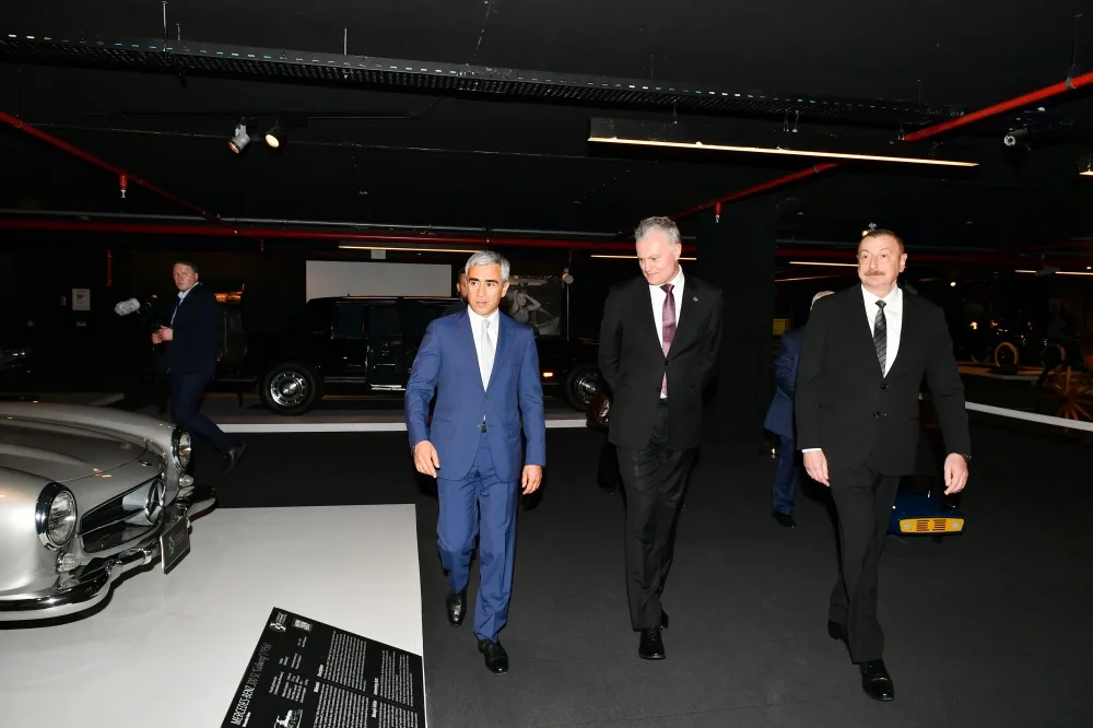 Prezidentlər klassik avtomobillərə baxdılar - FOTO