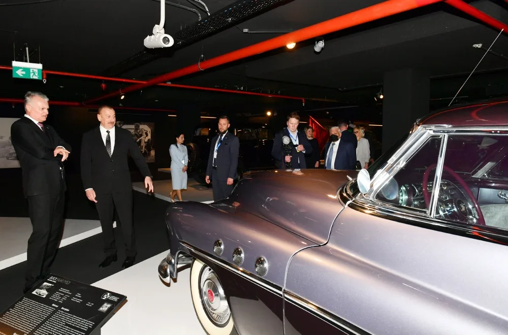 Prezidentlər klassik avtomobillərə baxdılar - FOTO