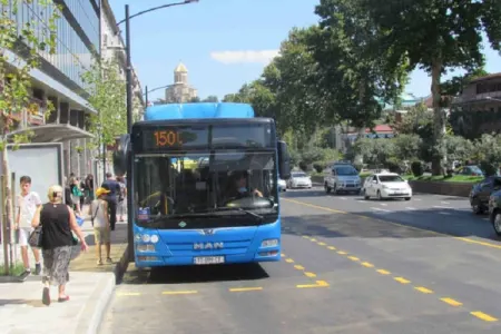 Tbilisidə sərnişin avtobusunda dəhşətli QƏTL: Arvadının boğazını kəsdi