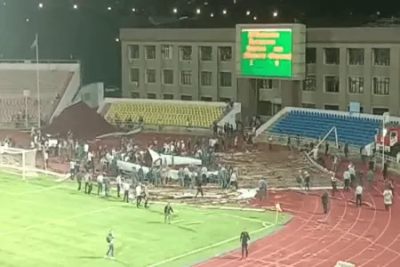 Qazaxıstanda futbol matçı zamanı stadionun damı uçdu