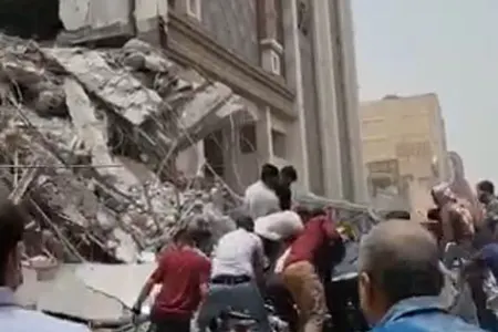 İranda 10 mərtəbəli bina çöküb