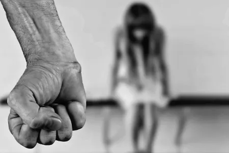 Hökməlidə ər arvadının başını qapının tininə çırpdı