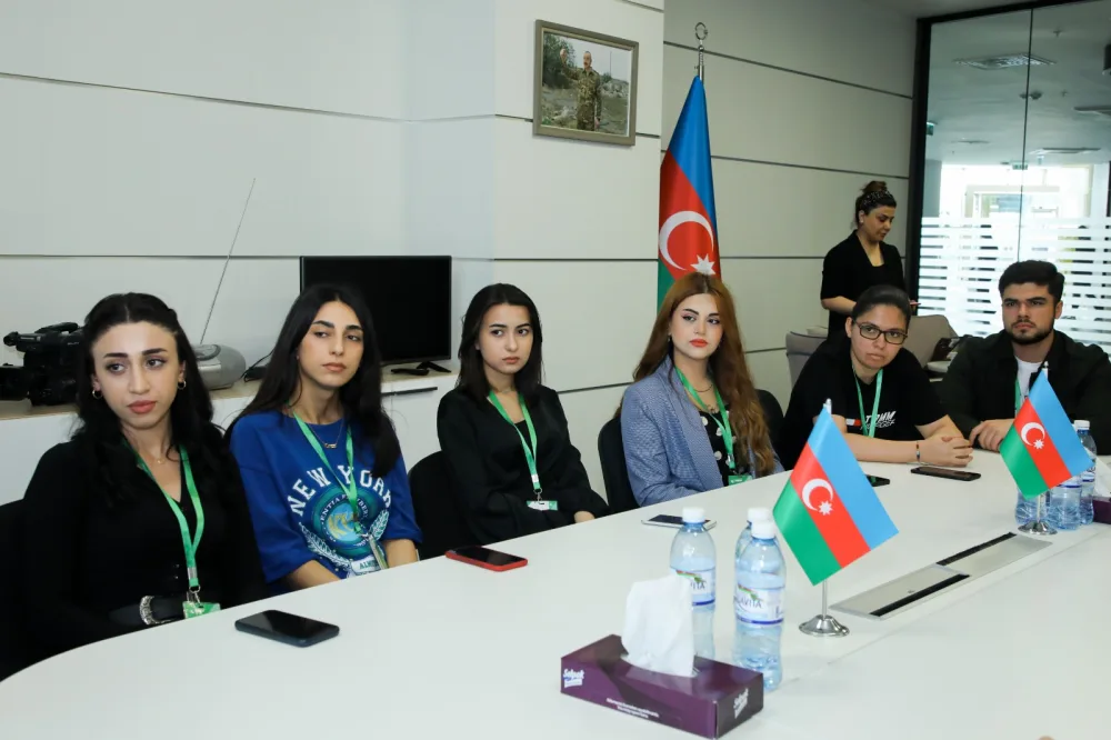 Murad Dadaşov “Xəzər TV”də təcrübə keçən tələbələrlə görüşdü - – FOTOLAR