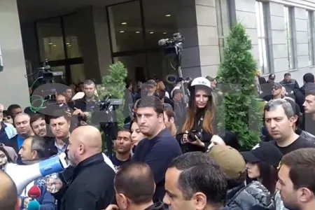 Etirazçılar Ermənistan XİN-in binasına - girişi bağladı